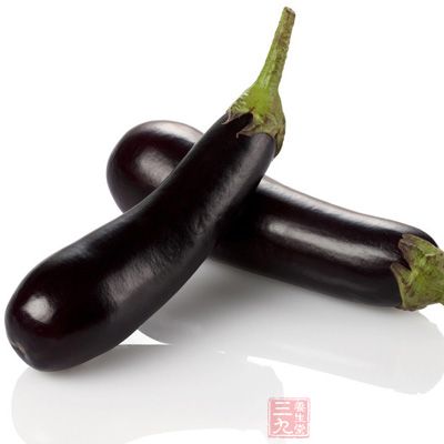先燒熱半杯油,將茄子炸軟撈出 先燒熱半杯油,將茄子炸軟撈出
