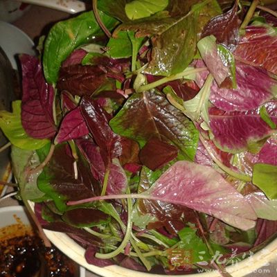 將苋菜洗淨