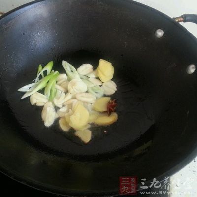 爆香八角和蔥姜