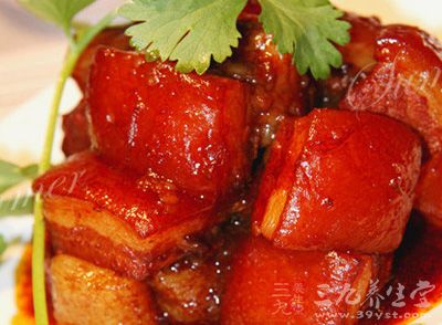 肉洗淨切麻將塊,2厘米見方,不用水焯,直接拿鍋倒油適量,油熱後放大料和肉塊入鍋,炸! 炸這道工序少不得,一是將肥肉裡的豬油炸出,吃起來不膩 肉洗淨切麻將塊,2厘米見方,不用水焯,直接拿鍋倒油適量,油熱後放大料和肉塊入鍋,炸! 炸這道工序少不得,一是將肥肉裡的豬油炸出,吃起來不膩