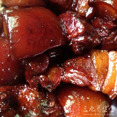 生姜洗淨切片放入鍋內一起翻炒一下 生姜洗淨切片放入鍋內一起翻炒一下