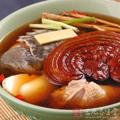 靈芝雞湯的特點:肉質鮮嫩。大補元氣,安神益智 靈芝雞湯的特點:肉質鮮嫩。大補元氣,安神益智