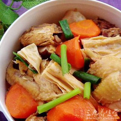 炒鍋置火上，放入鮮湯、雞肉丁、腐竹丁、料酒、蔥、生姜、精鹽和味精燒沸，撇去浮沫，用濕澱粉勾芡，淋入雞油，盛入湯碗內即成