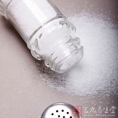 食鹽中的鈉能促進尿酸沉澱