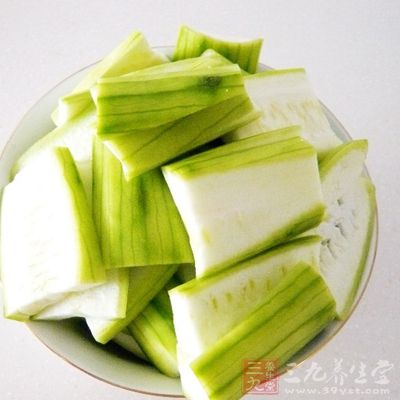 鮮嫩絲瓜切片放入大碗中