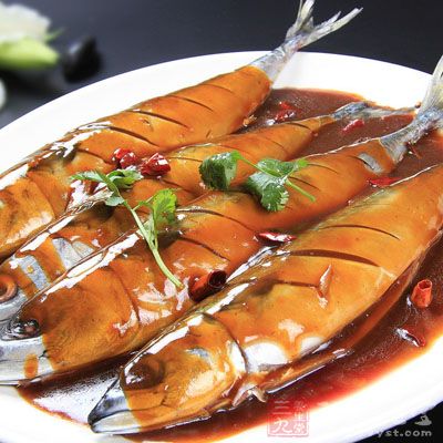 有些孕婦錯誤地認為孕中期改善膳食結構主要是多攝入魚