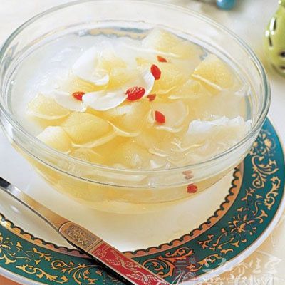 取杏仁10克,雪梨1個,山藥、米粉、白糖適量。先將杏仁用開水浸泡後,去衣,洗淨;雪梨去皮,洗淨,取肉切粒 取杏仁10克,雪梨1個,山藥、米粉、白糖適量。先將杏仁用開水浸泡後,去衣,洗淨;雪梨去皮,洗淨,取肉切粒