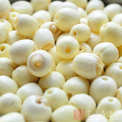 原料:豬脊骨1具,大棗150克,蓮子(去心)100克 原料:豬脊骨1具,大棗150克,蓮子(去心)100克