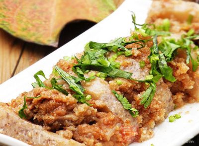 粉蒸蓮藕不但口感較好,而且蒸法有助於更多地保留藕的營養物質,有安神助眠之功效 粉蒸蓮藕不但口感較好,而且蒸法有助於更多地保留藕的營養物質,有安神助眠之功效
