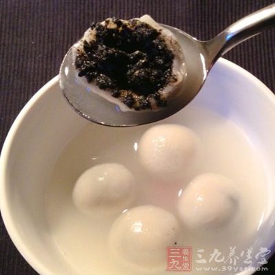 黑芝麻炒熟，碾碎，拌上豬油、白砂糖
