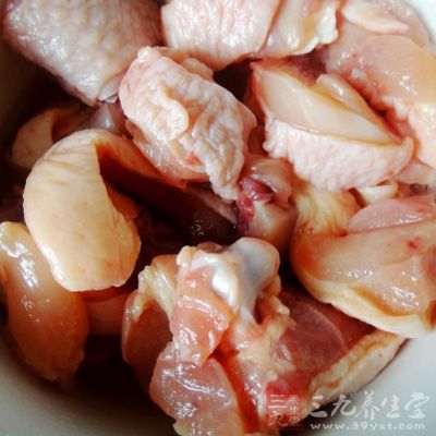 雞肉洗淨切塊,用天都裡醬烤好 雞肉洗淨切塊,用天都裡醬烤好