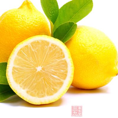 將檸檬洗淨切開擠出汁留用 將檸檬洗淨切開擠出汁留用