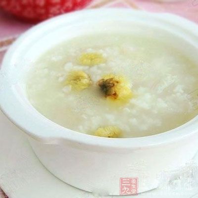 菊花粥能清熱解暑、醒腦提神