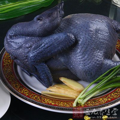 將烏雞洗淨