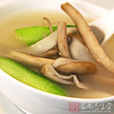 進湯時間以飯前20分鐘左右為好，吃飯時也可緩慢少量進湯
