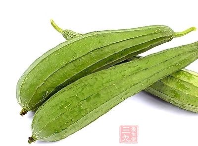 材料:絲瓜一斤,鮮魚頭一個 材料:絲瓜一斤,鮮魚頭一個
