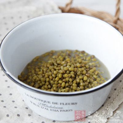 把綠豆用涼水泡半個小時,然後用清水洗干淨 把綠豆用涼水泡半個小時,然後用清水洗干淨