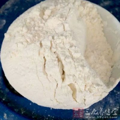 南瓜餅的主要用料就是南瓜、糯米粉、面粉