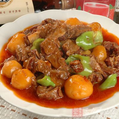 平底鍋中倒入油,大火加熱至7成熱,放入土豆,繼續用大火煎成金黃色後,翻過來煎另一面 平底鍋中倒入油,大火加熱至7成熱,放入土豆,繼續用大火煎成金黃色後,翻過來煎另一面