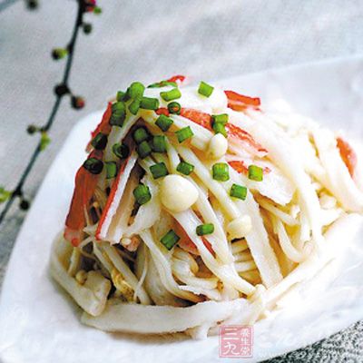 蟹肉棒撕成絲,金針菇每顆與每顆之間也要撕開,加鹽、味精、香油、米醋、香蔥拌均即可 蟹肉棒撕成絲,金針菇每顆與每顆之間也要撕開,加鹽、味精、香油、米醋、香蔥拌均即可