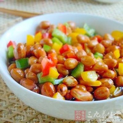 彩椒糖醋花生的色彩與夏日相得益彰 彩椒糖醋花生的色彩與夏日相得益彰