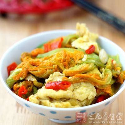將雞蛋打散,土雞蛋蛋黃黃黃的,炒出來很香 將雞蛋打散,土雞蛋蛋黃黃黃的,炒出來很香