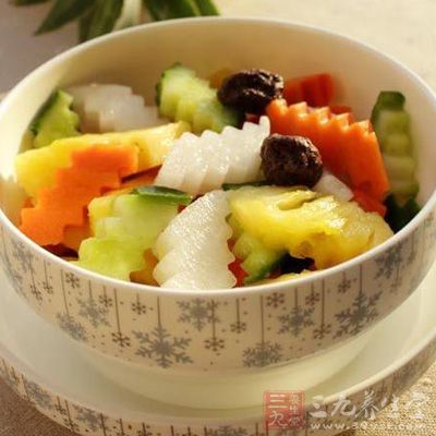 黃瓜中還含有纖維素,對促進腸蠕動、加快排洩和降低膽固醇有一定的作用 黃瓜中還含有纖維素,對促進腸蠕動、加快排洩和降低膽固醇有一定的作用