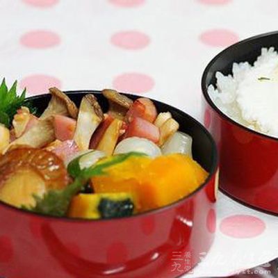 在煮好的米飯裡放入2和焯過的扇貝攪拌均勻就做好了美味的蔬菜飯 在煮好的米飯裡放入2和焯過的扇貝攪拌均勻就做好了美味的蔬菜飯