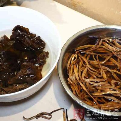 干木耳、干香菇、干黃花分別用水泡發