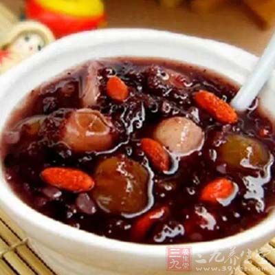 紅棗粥具有補中益氣、養血安神的作用