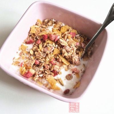 把燕麥和酸奶攪拌均勻即可食用 把燕麥和酸奶攪拌均勻即可食用