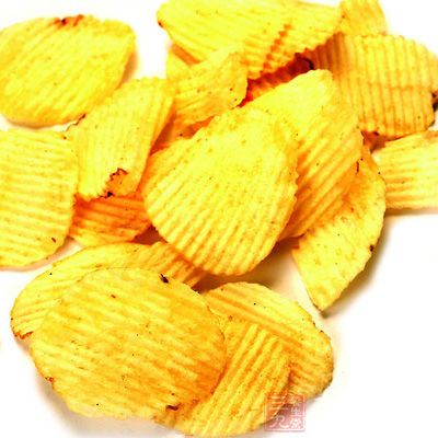 小編喜歡吃薯片,就把薯片捏碎撒在酸奶上攪拌食用 小編喜歡吃薯片,就把薯片捏碎撒在酸奶上攪拌食用