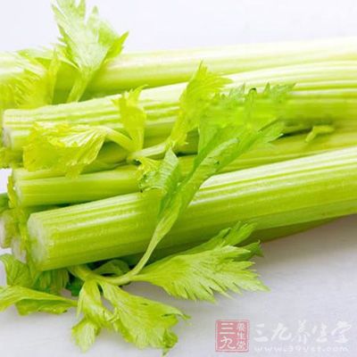 將西芹的葉子摘去，洗淨