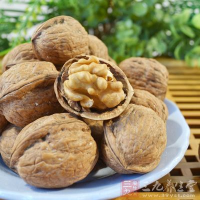 每天吃幾個核桃,或者喝加進核桃的粥 每天吃幾個核桃,或者喝加進核桃的粥