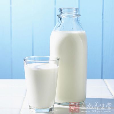 多吃含鈣豐富的食品,如脫脂酸奶等 多吃含鈣豐富的食品,如脫脂酸奶等