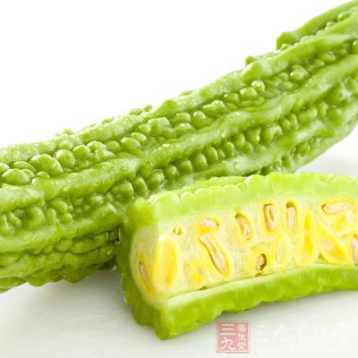 苦瓜對切開,將籽剖出,切片後放適量鹽進行腌制 苦瓜對切開,將籽剖出,切片後放適量鹽進行腌制