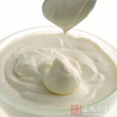 酸奶倒入玻璃杯中,然後加入草莓果粒,再加一小勺草莓果醬,攪拌均勻 酸奶倒入玻璃杯中,然後加入草莓果粒,再加一小勺草莓果醬,攪拌均勻