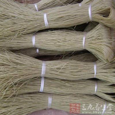 先在熱水侵泡粉條,切好大頭菜 先在熱水侵泡粉條,切好大頭菜