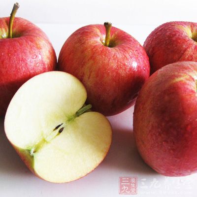 原料:蘋果1個、大棗5顆、紅糖2大勺 原料:蘋果1個、大棗5顆、紅糖2大勺
