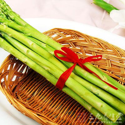蘆筍含豐富的葉酸、蛋白質、碳水化合物、多種維生素和微量元素