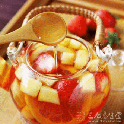 各種果茶是由各色水果調制而成