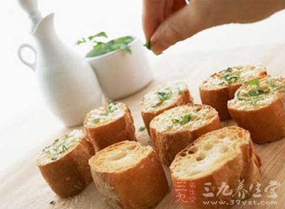 在起床後的1小時內可吃適量全麥食品