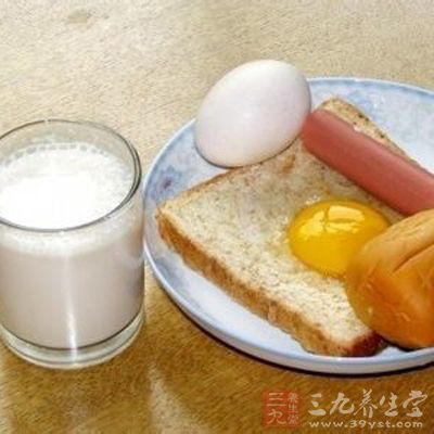 茶葉蛋或肉包搭配牛奶