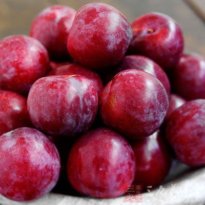 李子是低熱量和富含膳食纖維和維生素C的減肥水果