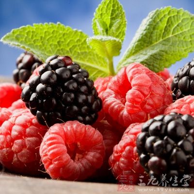 所需食材：桑葚、黑芝麻、粳米、冰糖