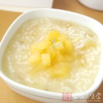 排毒美容蘋果葡萄干粥