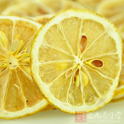 起床後泡一片新鮮檸檬片
