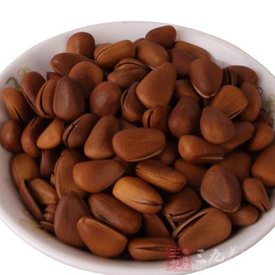 松子豐富的油脂成份,不但可以幫助排便,還可以滋潤皮膚 松子豐富的油脂成份,不但可以幫助排便,還可以滋潤皮膚