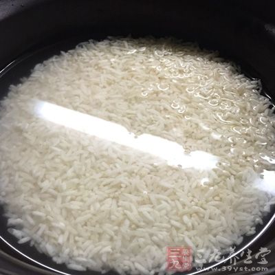 大米提前浸泡2天後,把水瀝出去 大米提前浸泡2天後,把水瀝出去