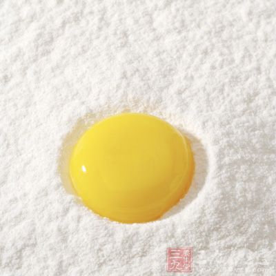 面粉中加入雞蛋、干面粉,攪拌均勻 面粉中加入雞蛋、干面粉,攪拌均勻